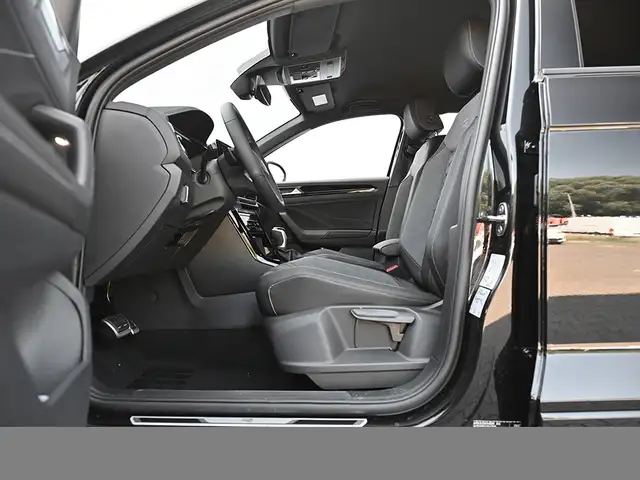 Volkswagen T-Roc view 12