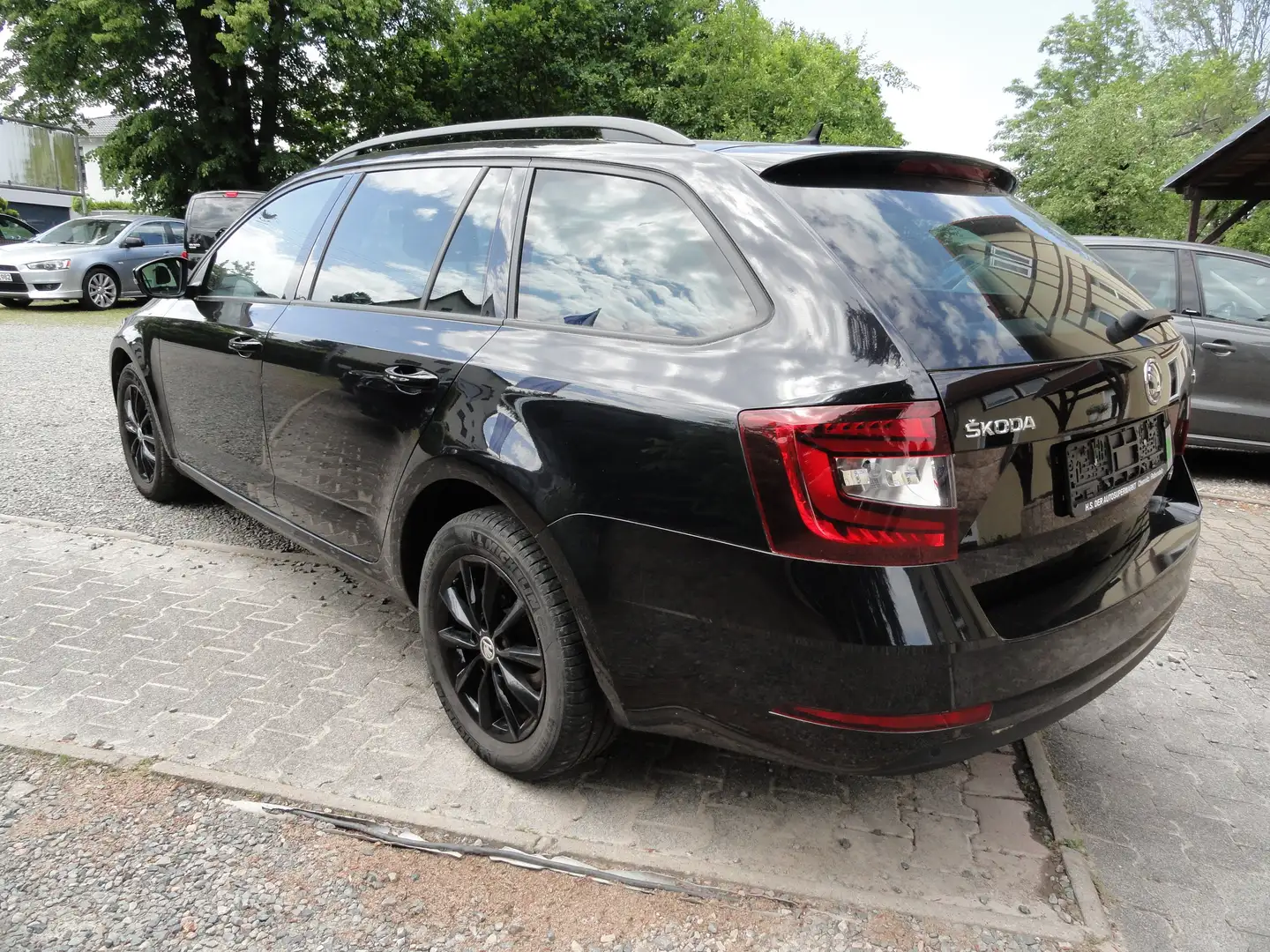 Skoda Octavia Ambition Automatik+Navi+Sitzheiz.+Alu Schwarz - 2