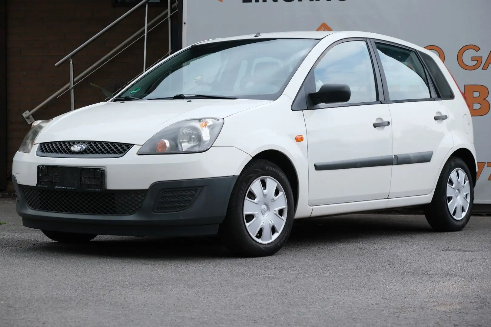 Ford Fiesta Ambiente KLIMA 5 TÜRER TÜV 06/2027 Weiß - 1