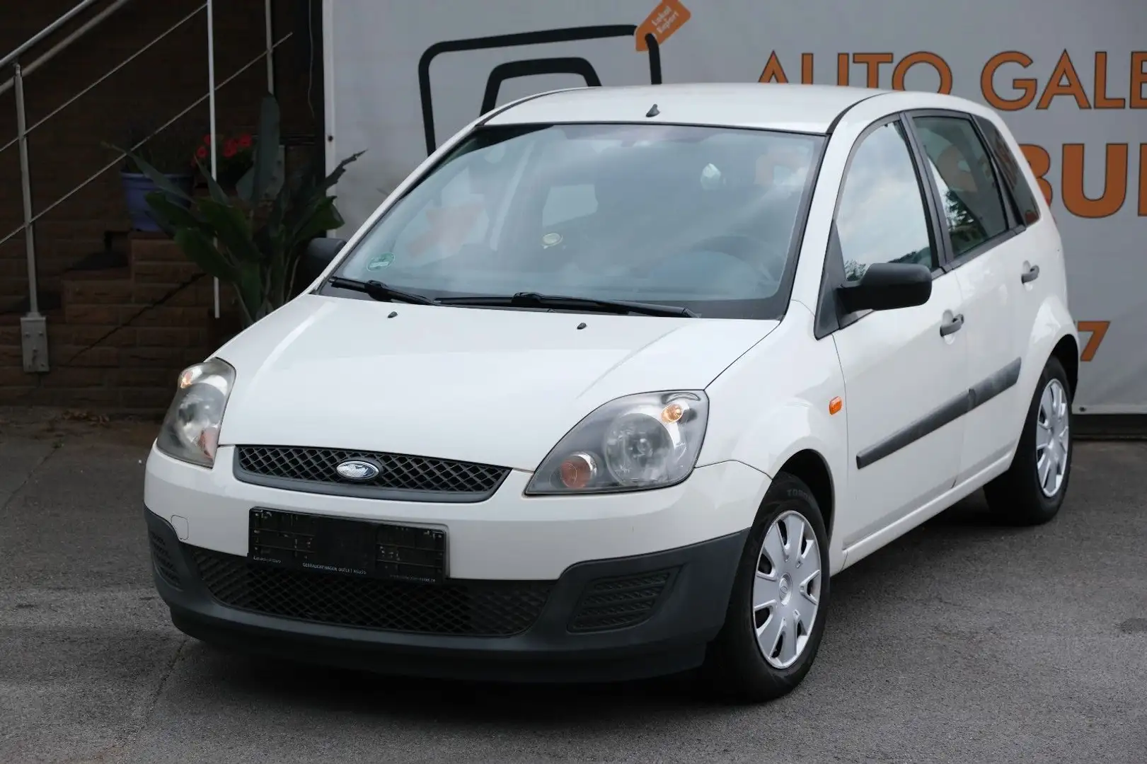 Ford Fiesta Ambiente KLIMA 5 TÜRER TÜV 06/2027 Weiß - 2