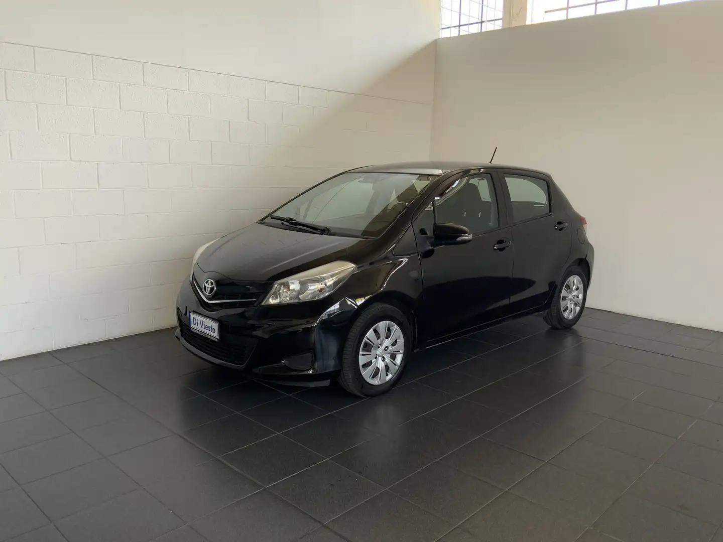 Toyota Yaris 5 porte 1.0 active Schwarz - 1