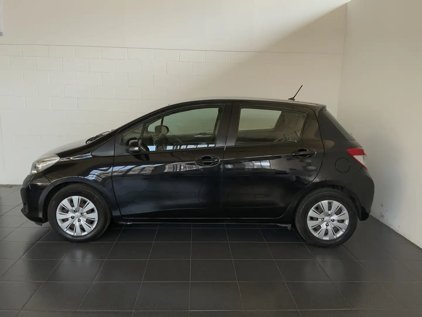 Toyota Yaris 5 porte 1.0 active Schwarz - 2