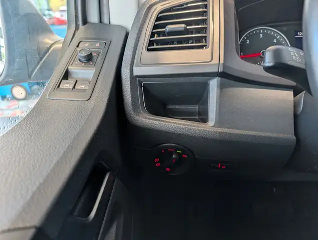 Volkswagen Multivan view 12