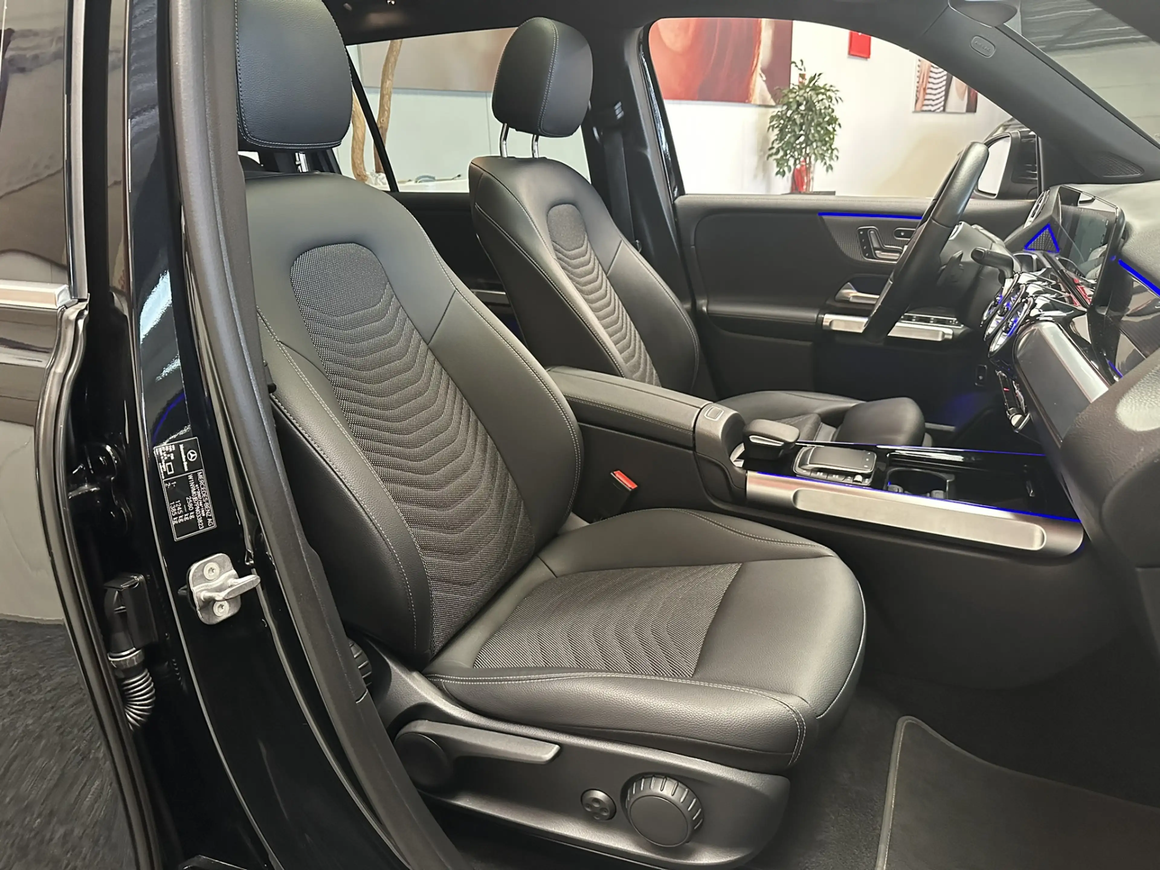 Mercedes-Benz EQB 300 4MATIC AMG LINE 67 KWH ADAPTIVE CRUISE CONTROL 360 — photo 18