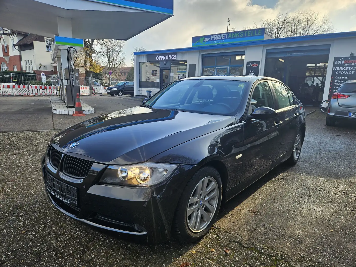 BMW 320 320i Schwarz - 1