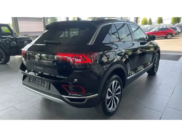 Volkswagen T-Roc view 3