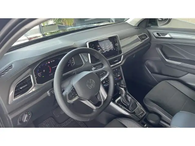 Volkswagen T-Roc view 11