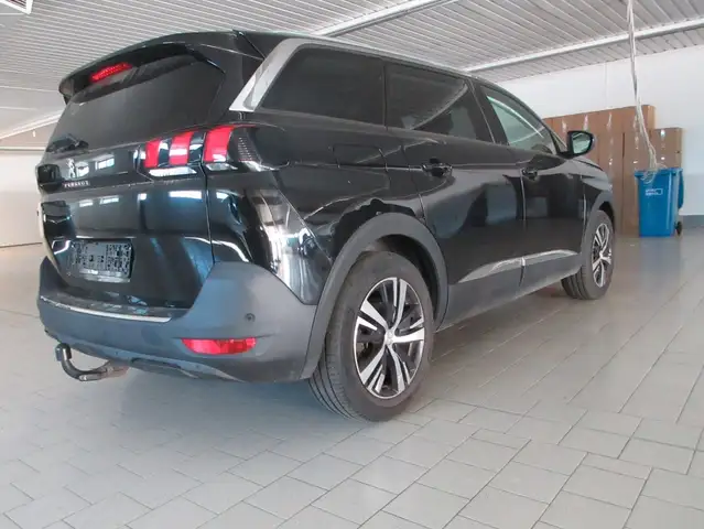 Peugeot 5008 view 3
