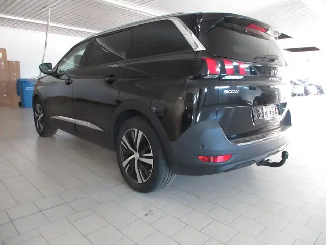 Peugeot 5008 view 4