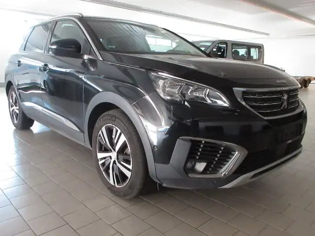 Peugeot 5008 main image