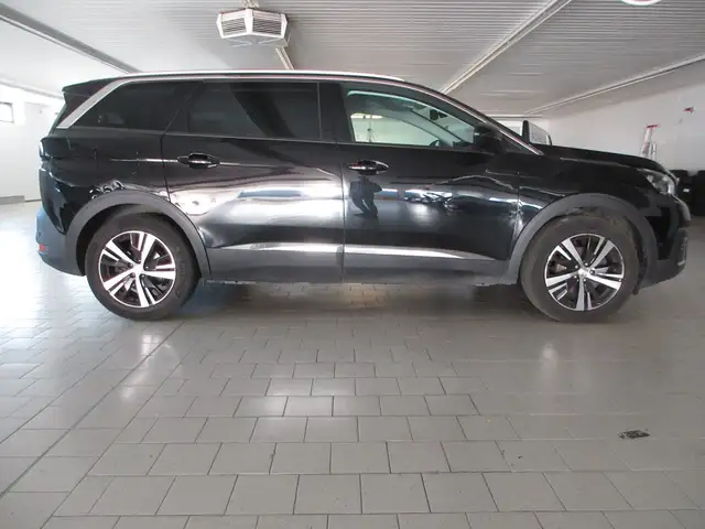 Peugeot 5008 view 5