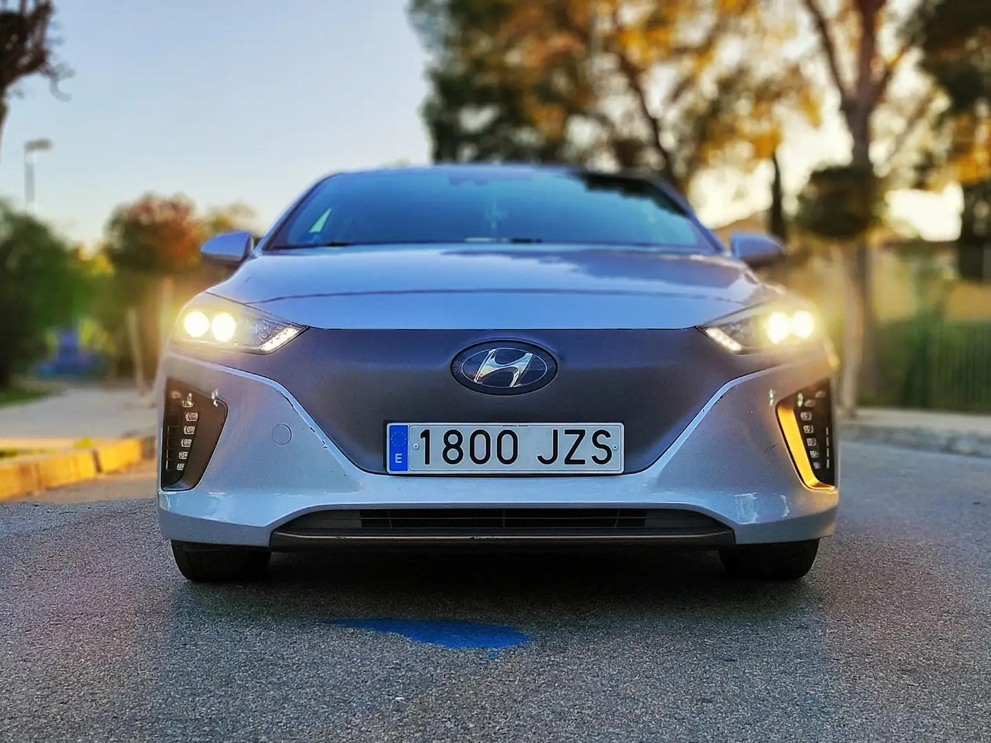 Hyundai IONIQ Ioniq EV  Tecno Plateado - 2