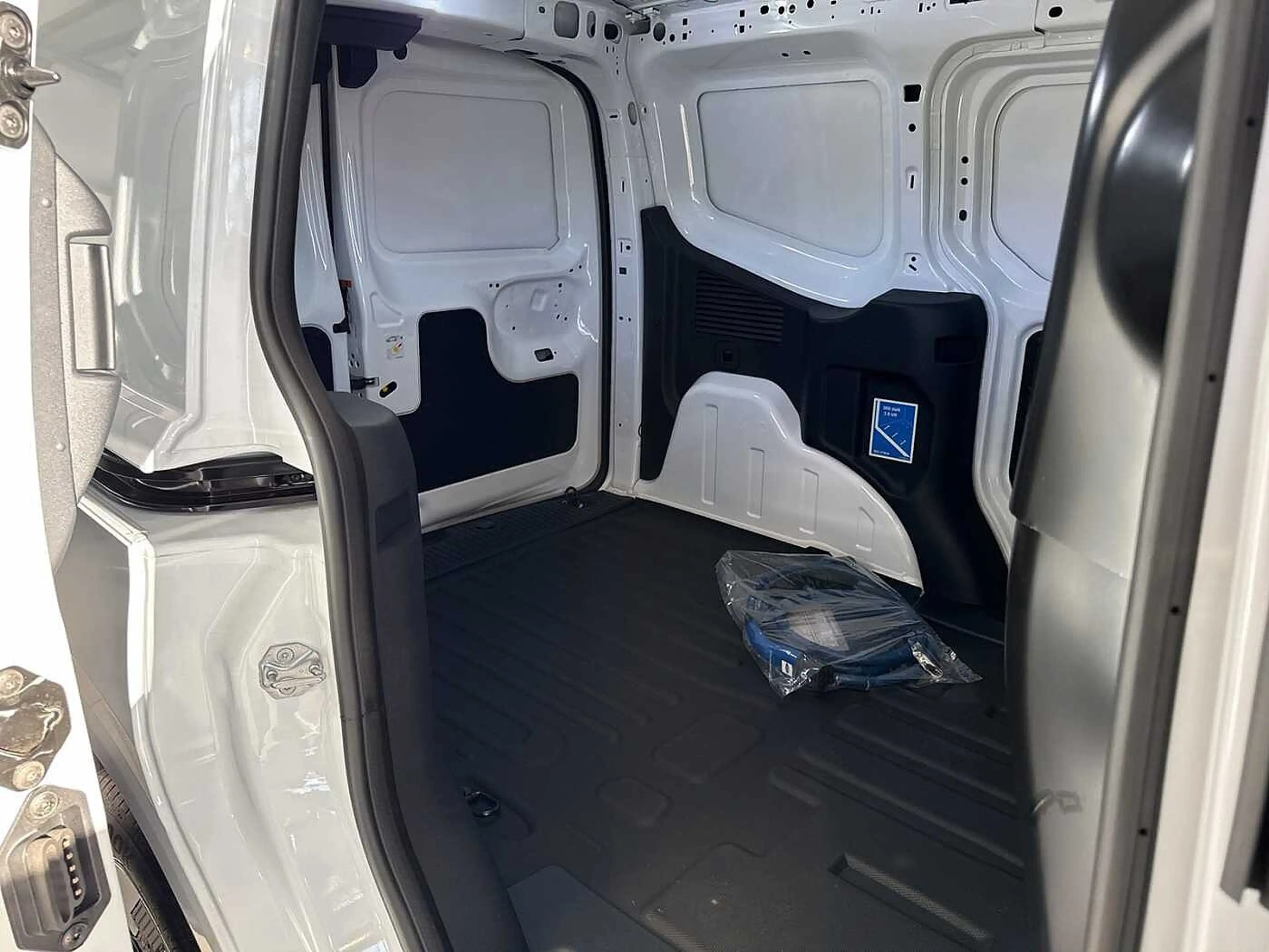Ford E-Transit Courier Transit 54kWh Trend — photo 5