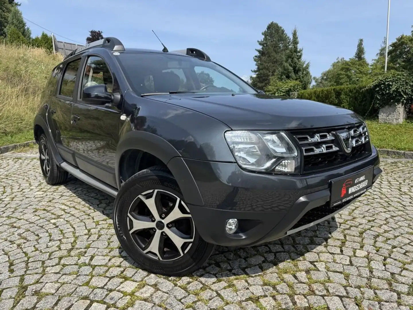 Dacia Duster Sensation 4x2 KLIMA TEMPOMAT NAVI R-KAMERA Grau - 1