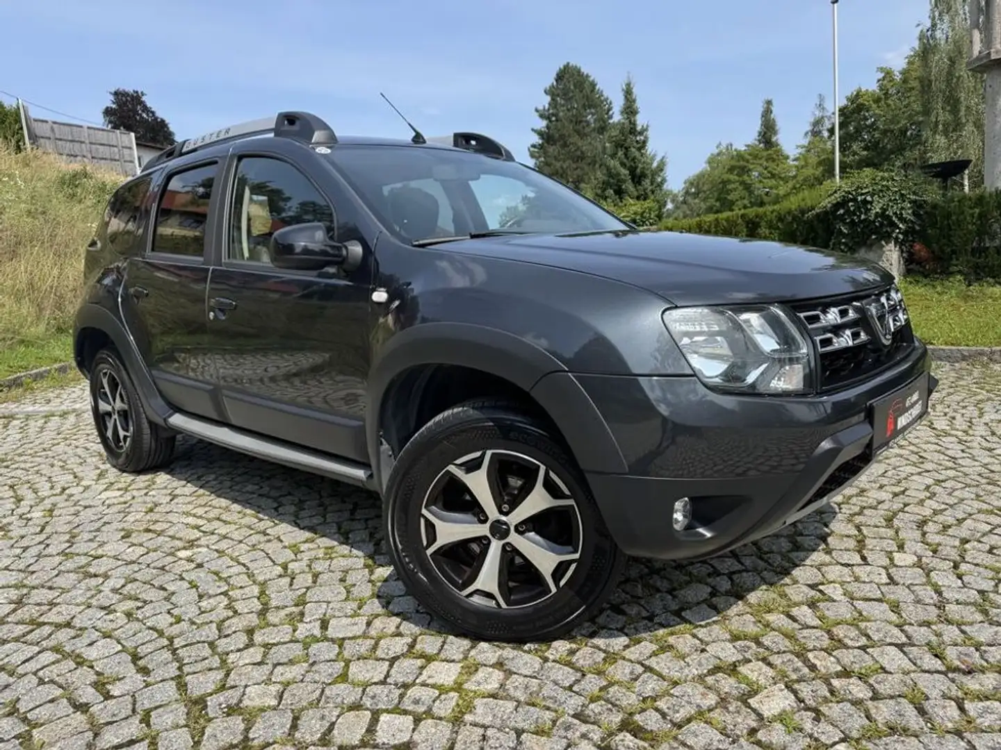 Dacia Duster Sensation 4x2 KLIMA TEMPOMAT NAVI R-KAMERA Grau - 2