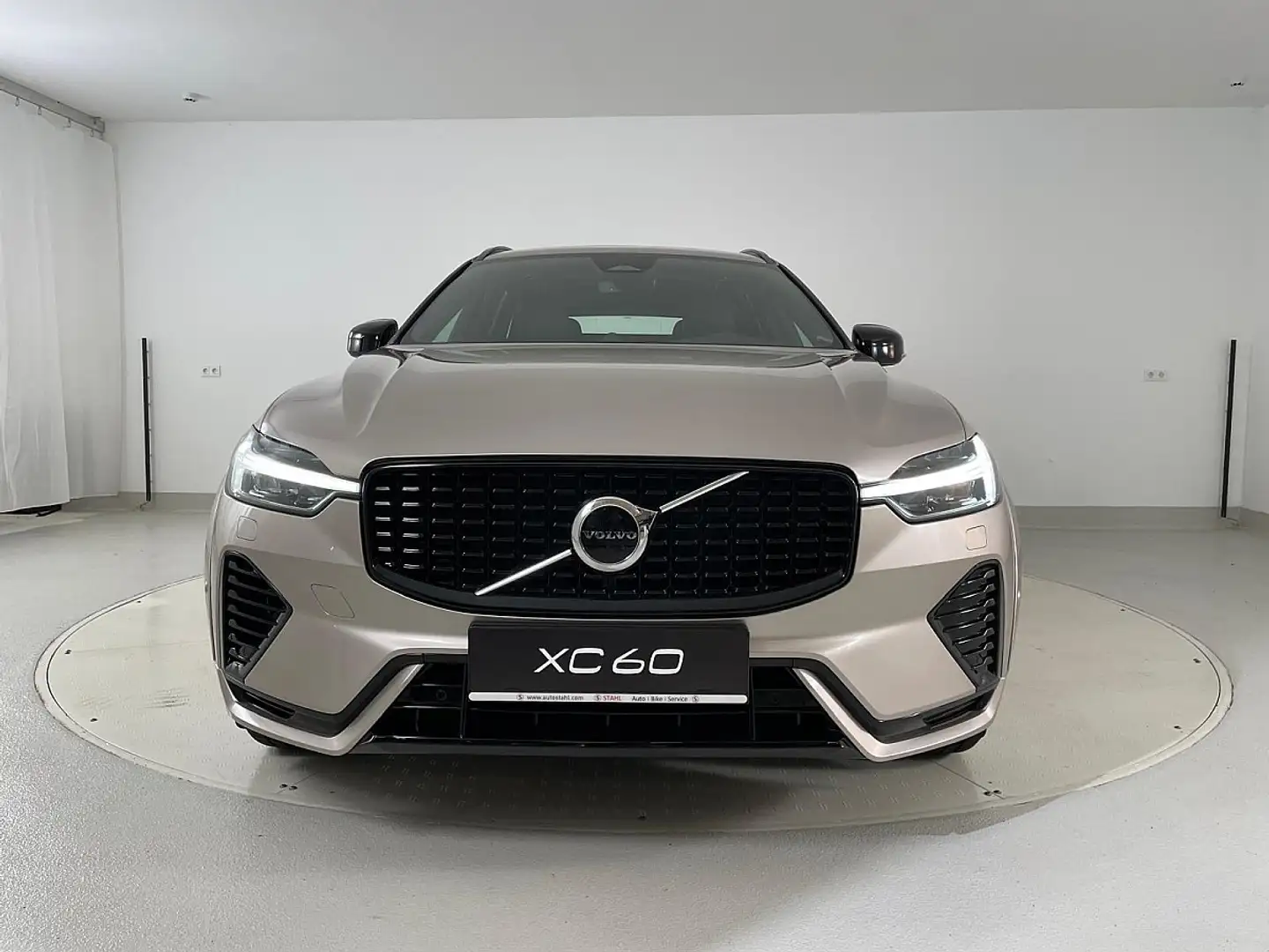 Volvo XC60 T6 AWD PHEV Ultra Dark Aut.  Stahl Wien 21 Silber - 2