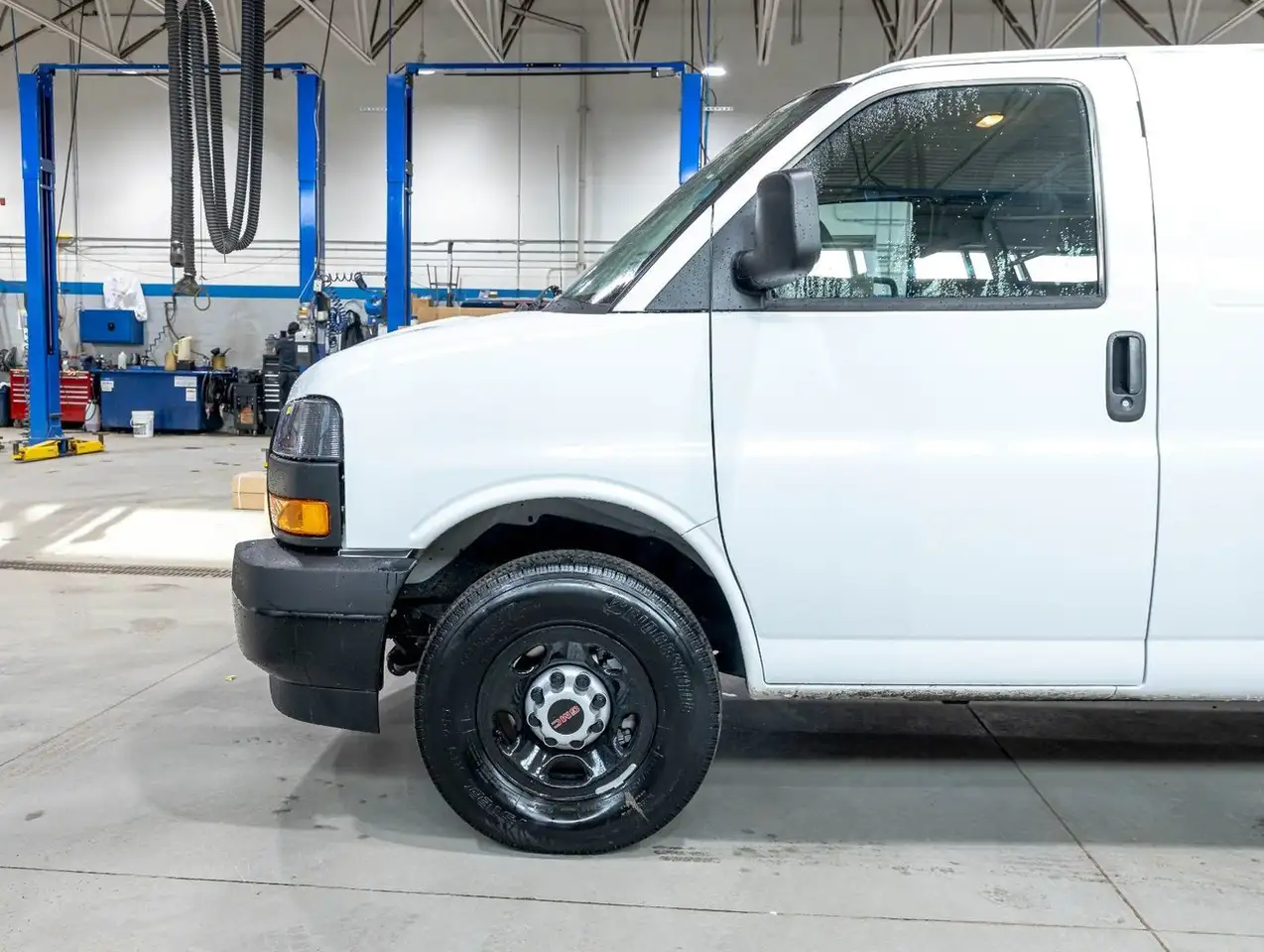 GMC Savana снимка GMC Savana