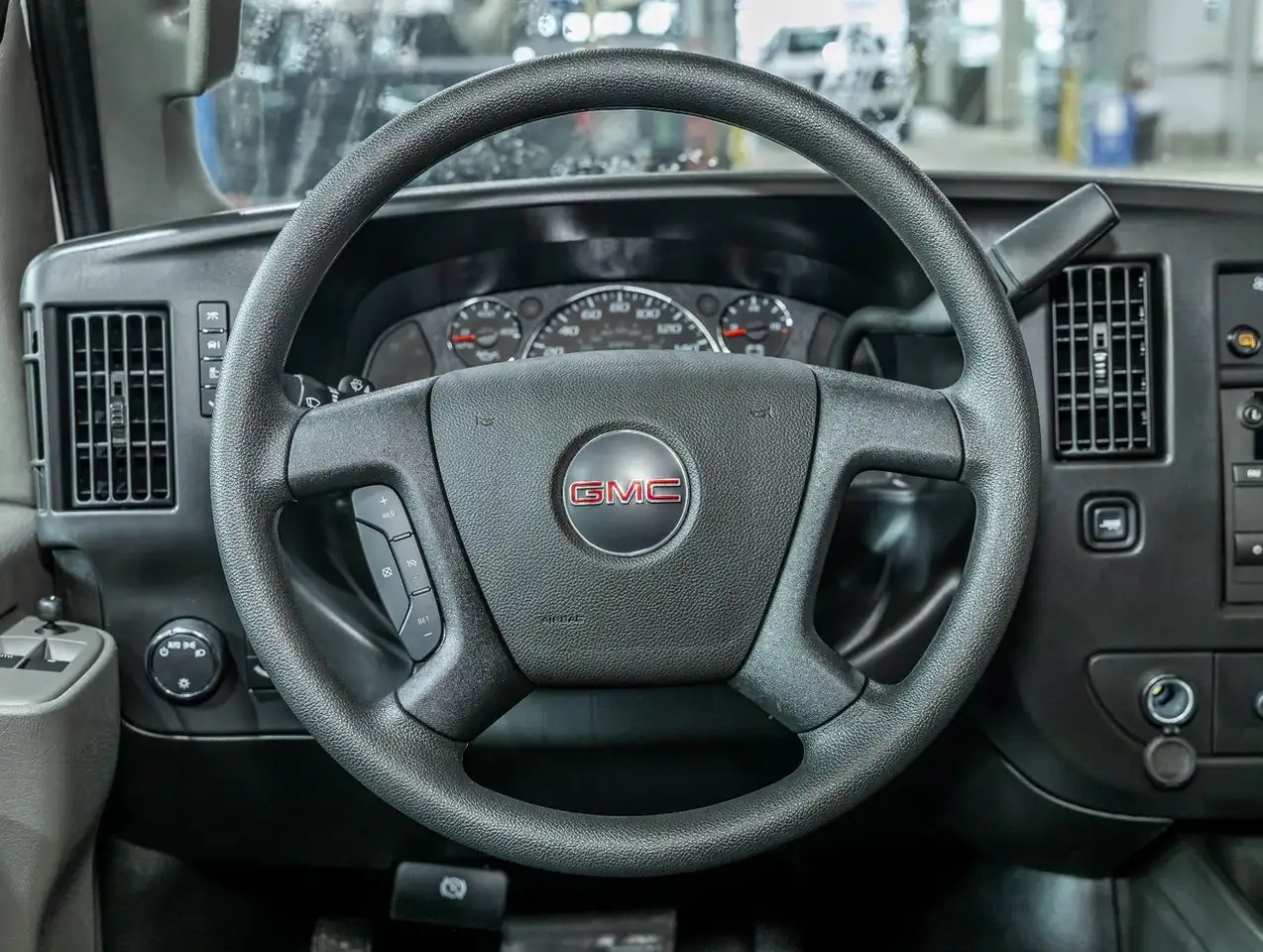 GMC Savana снимка GMC Savana