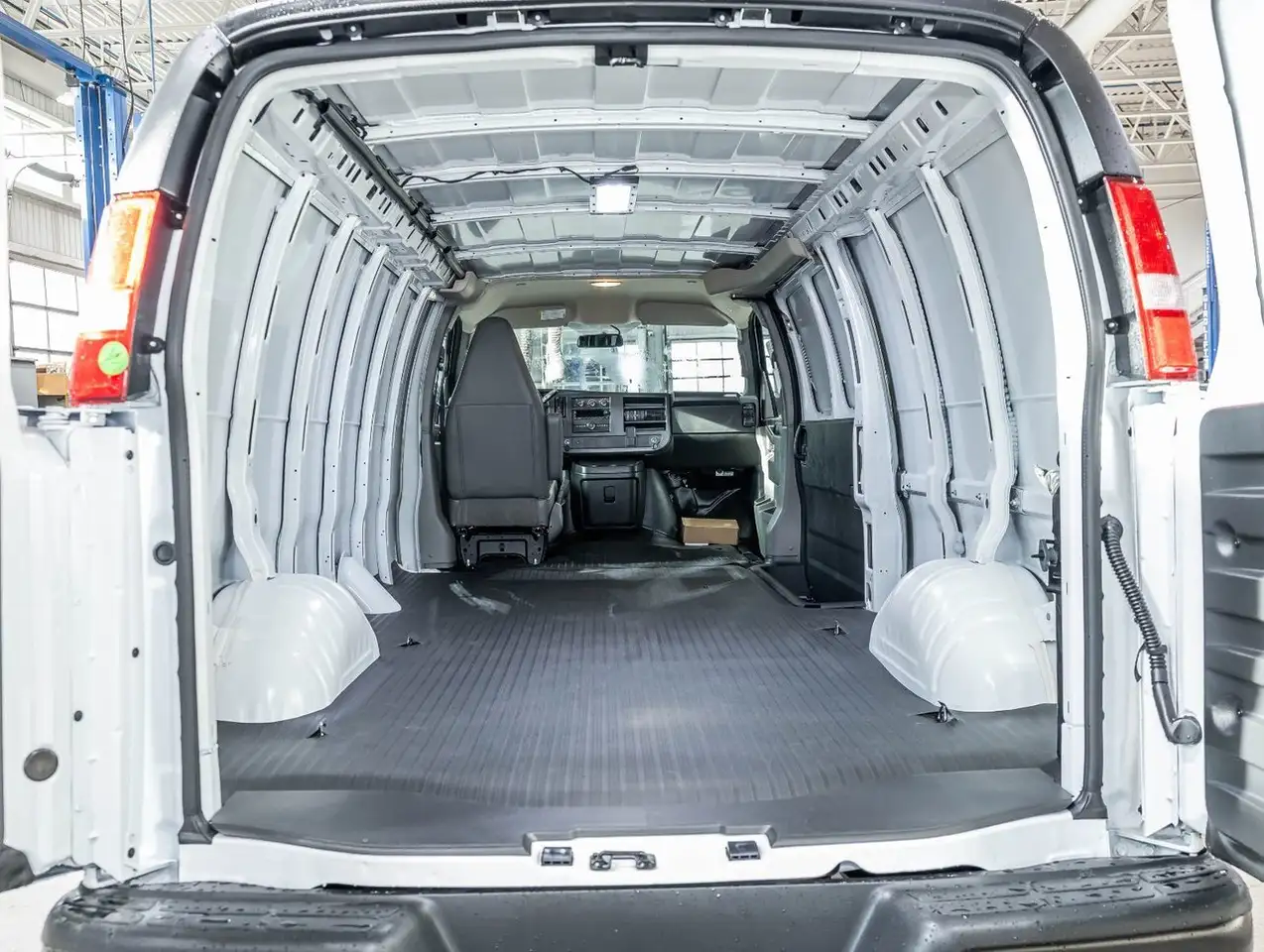 GMC Savana снимка GMC Savana