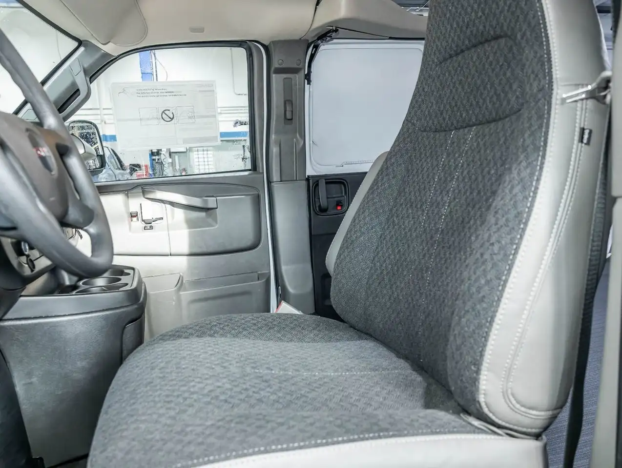 GMC Savana снимка GMC Savana
