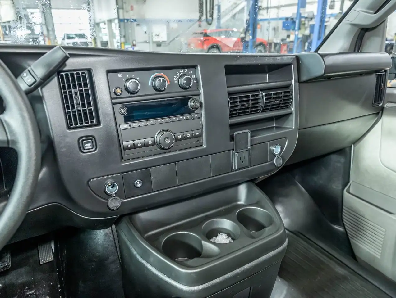 GMC Savana снимка GMC Savana