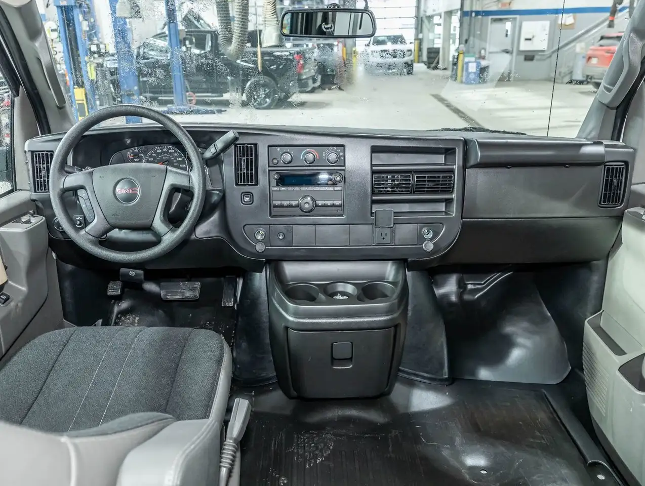 GMC Savana снимка GMC Savana