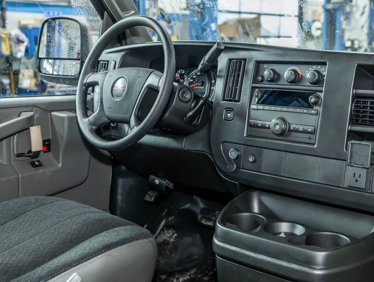GMC Savana снимка GMC Savana