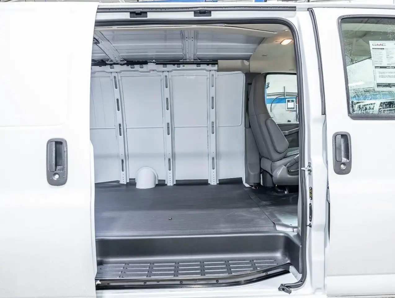 GMC Savana снимка GMC Savana