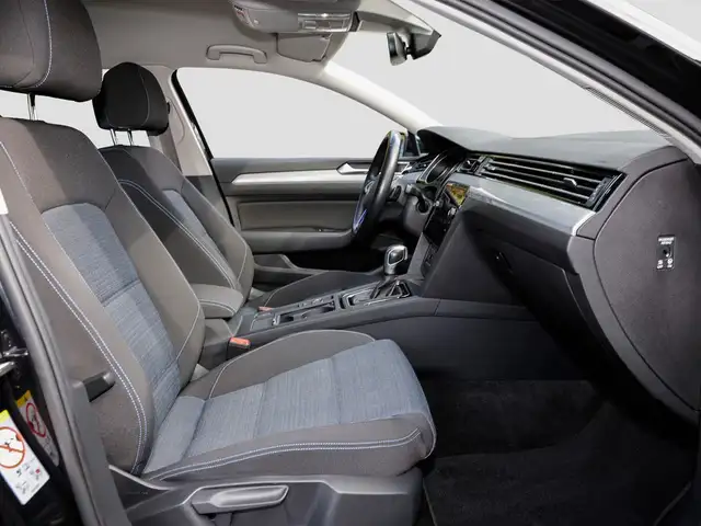 Volkswagen Passat view 9