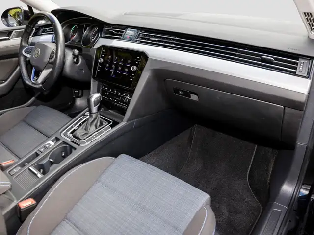 Volkswagen Passat view 10