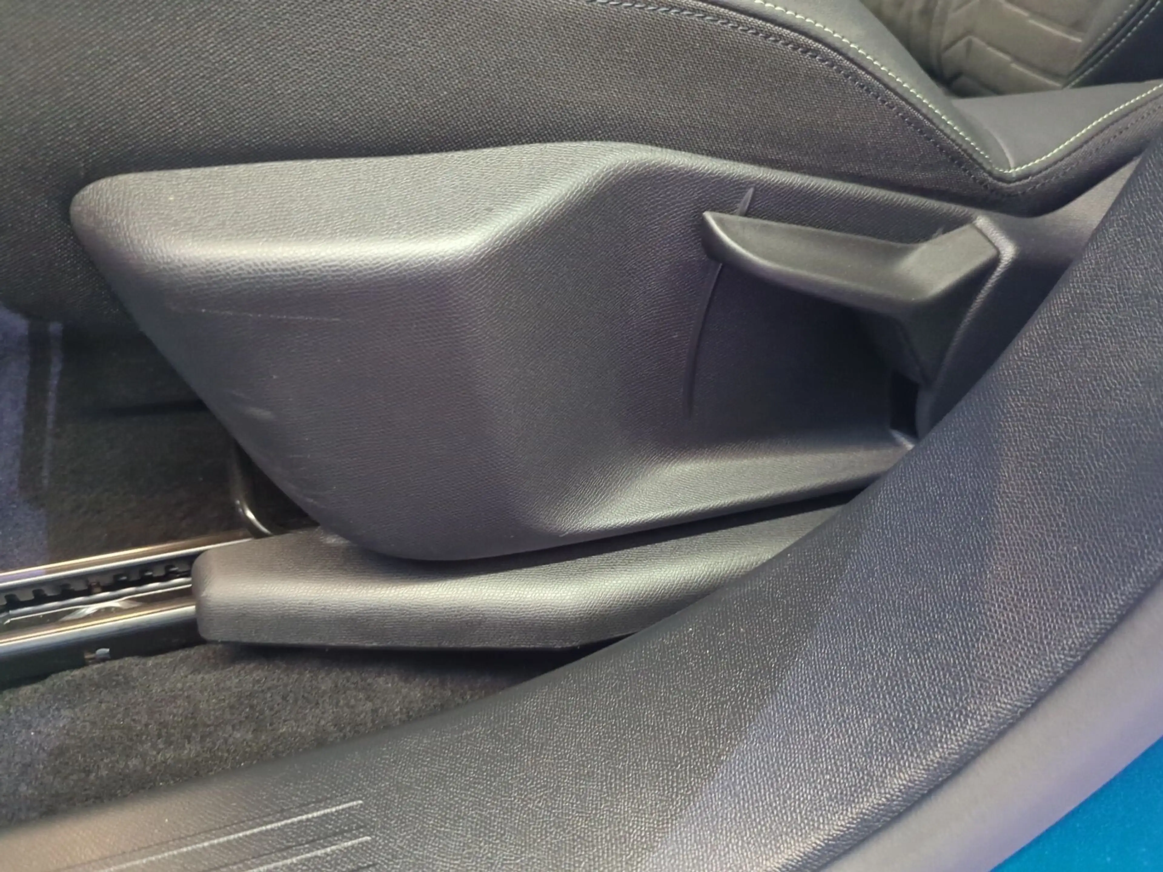 Peugeot 3008 Hybrid 136 e-DSC6 GT AHK Navi PDC Kamera AUT — photo 7