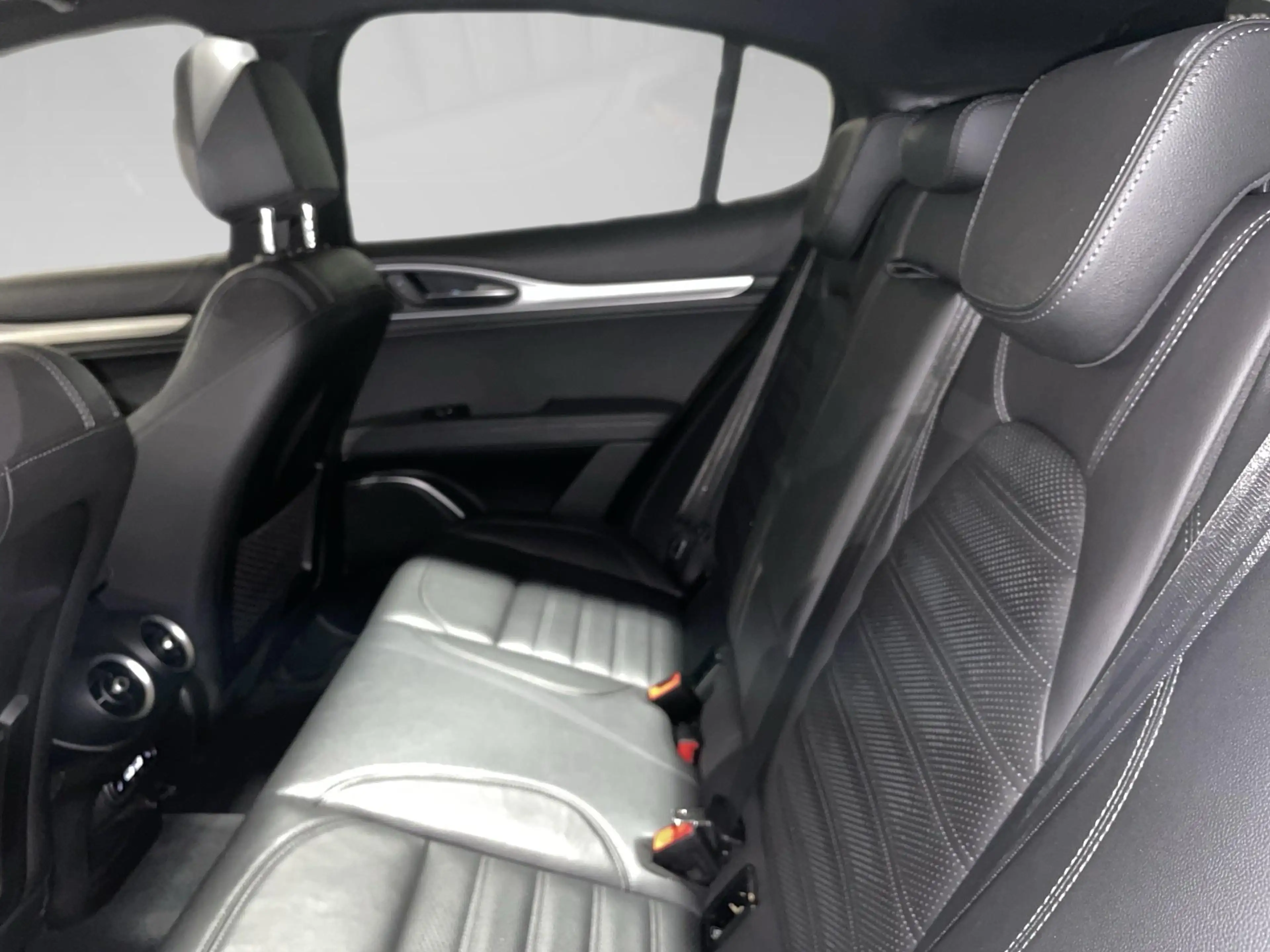 Alfa Romeo Stelvio 2.0 280 GT Junior Ocra AWD — photo 11
