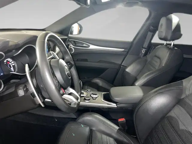 Alfa Romeo Stelvio view 4