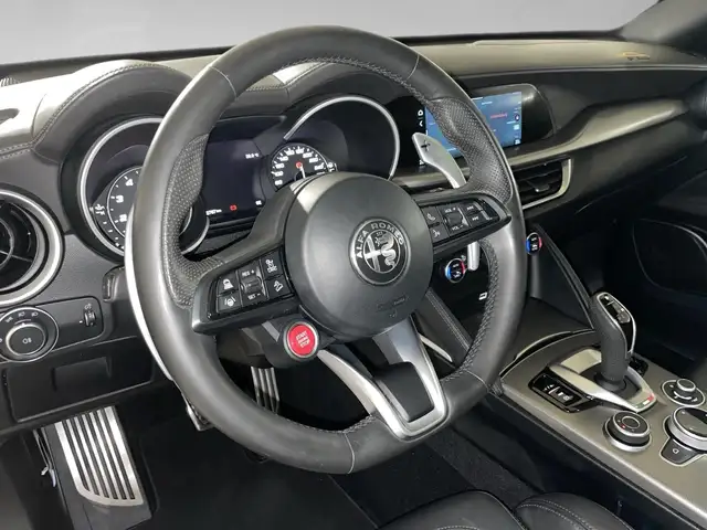 Alfa Romeo Stelvio view 8