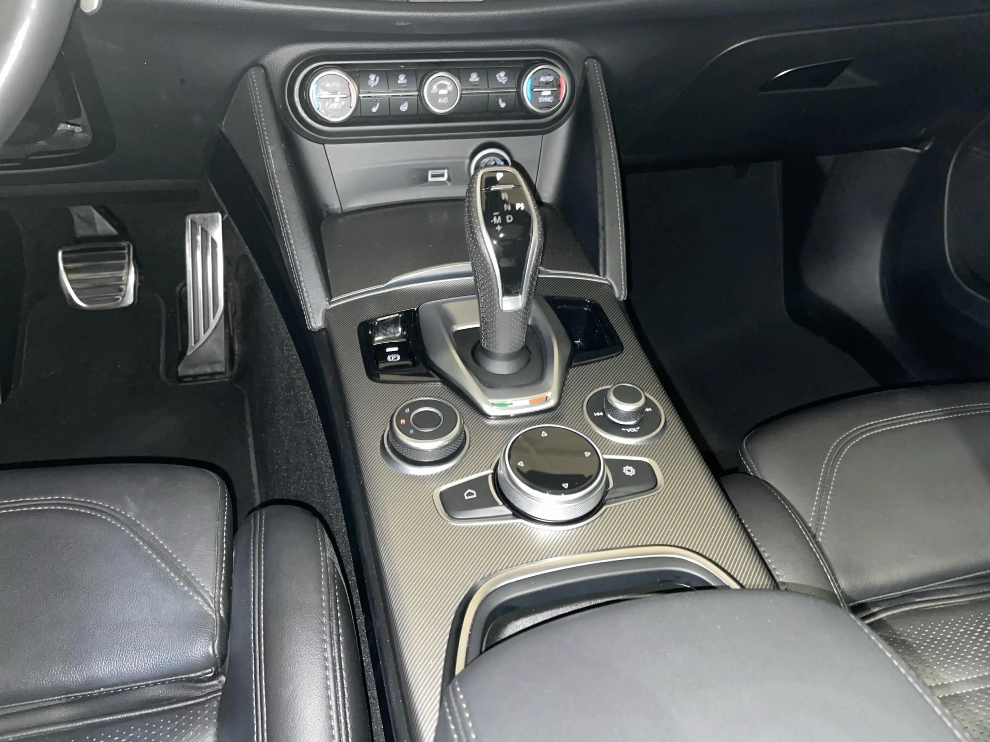 Alfa Romeo Stelvio 2.0 280 GT Junior Ocra AWD — photo 10