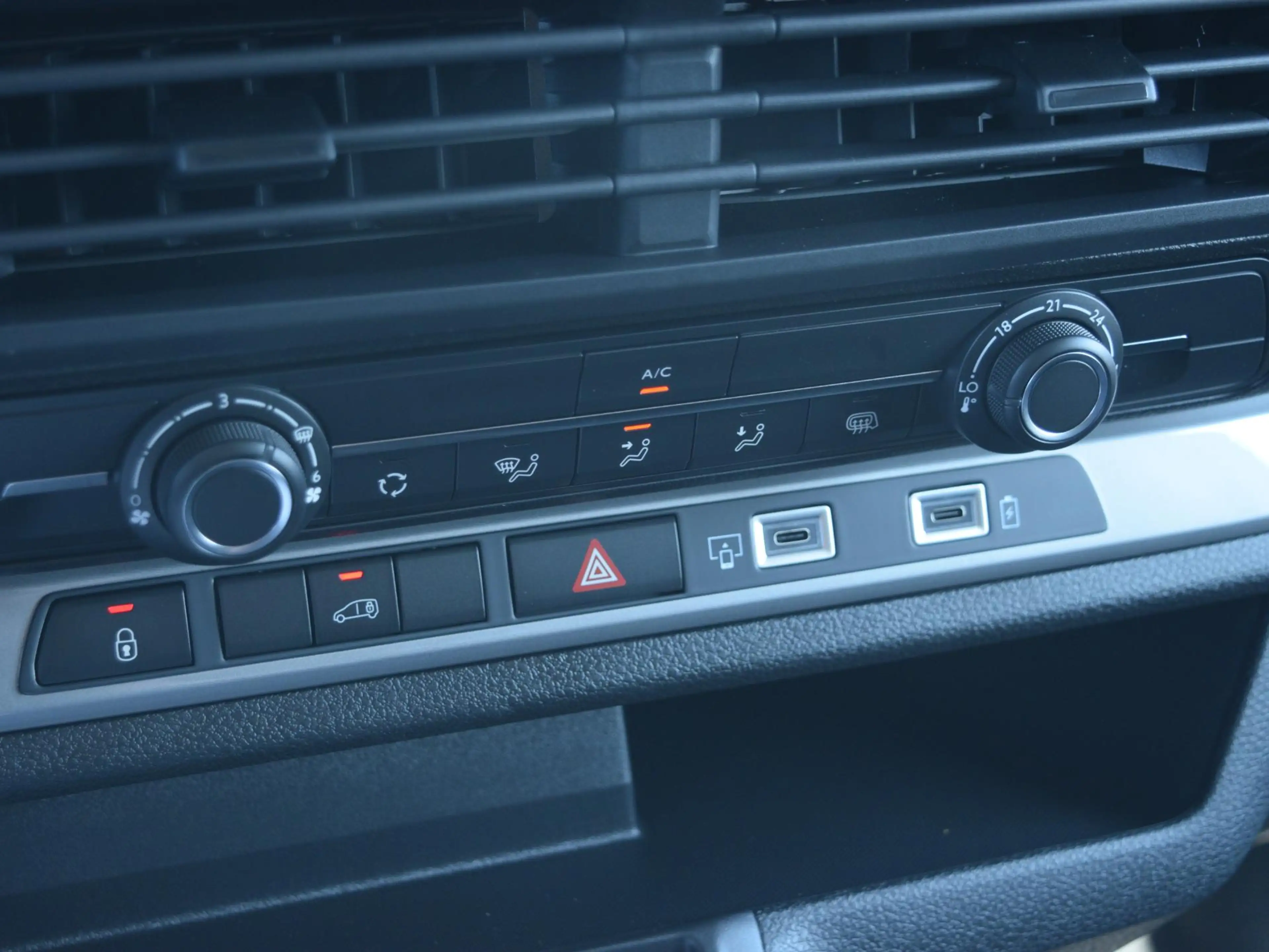 Peugeot e-Expert EV L2 75 kWh Laadruimte betimmering l Navigatie l — photo 13