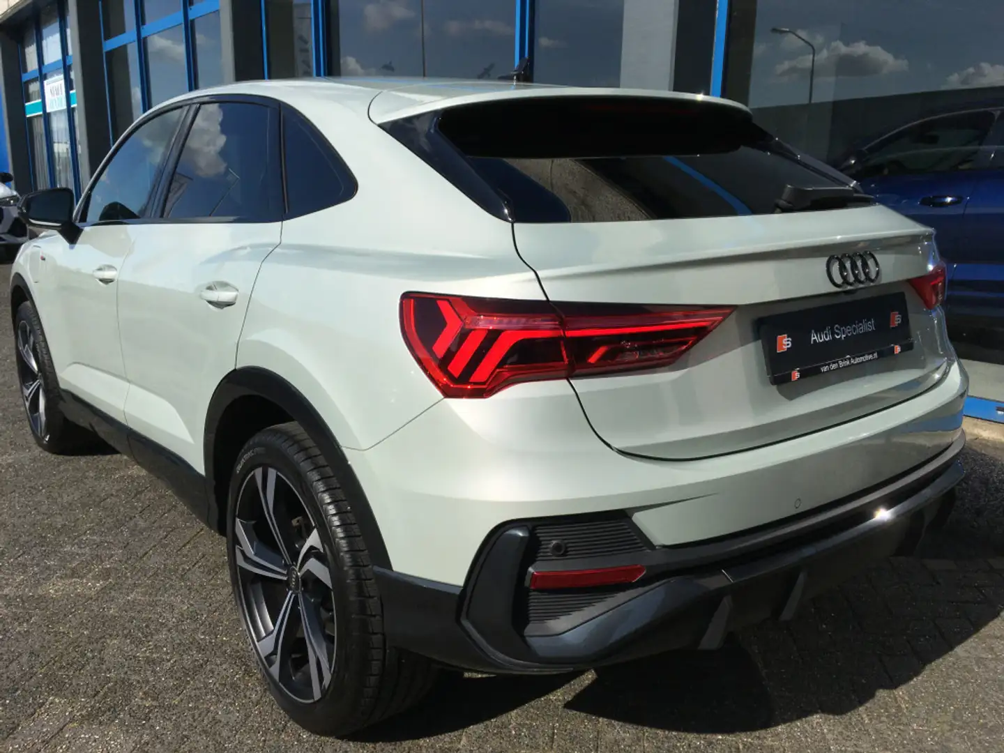 Audi Q3 Sportback 45 TFSIe 245 pk S-Line Black Ed. Pano Zilver - 2