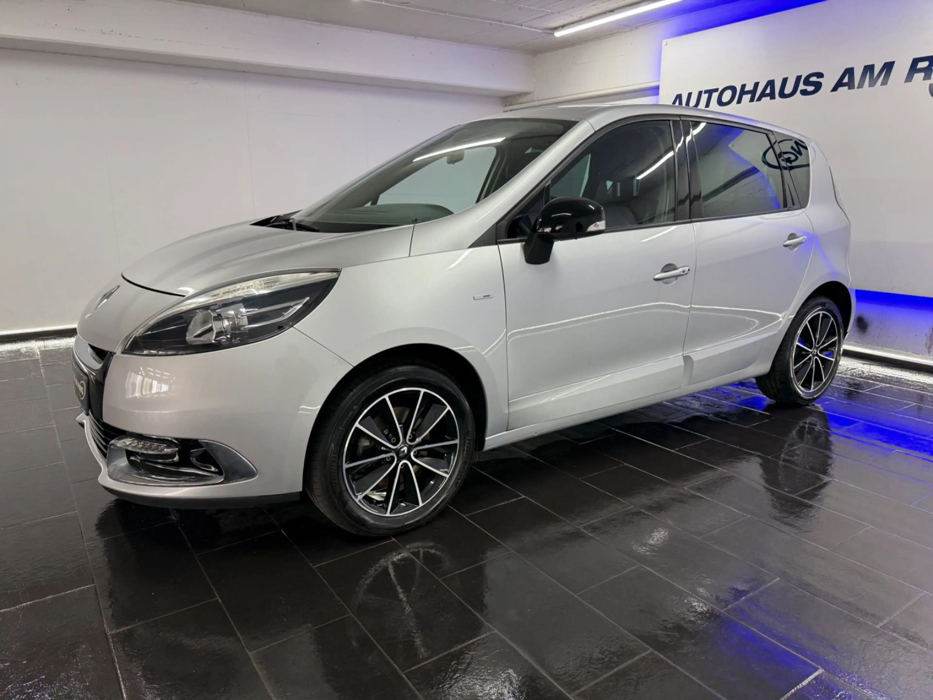 Renault Scenic III BOSE Edit. 1H LEDER NAVI KEY PDC SZHG — photo 3
