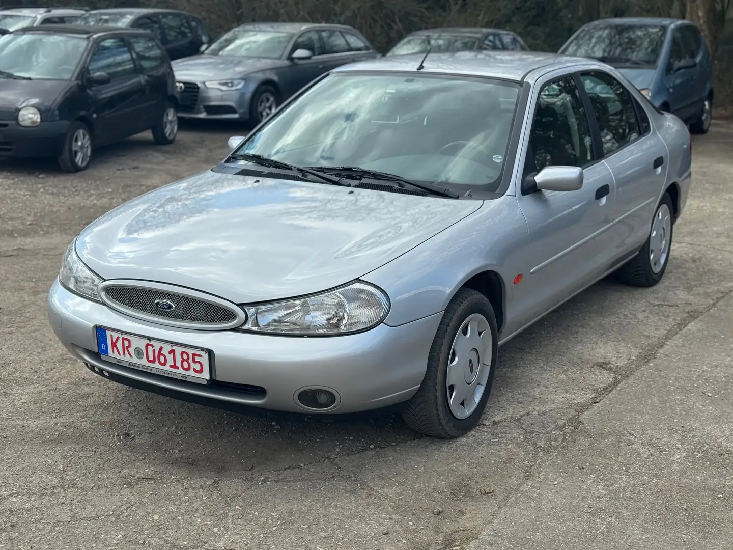Ford Mondeo 16V Ambiente KLIMA 3 HAND Plateado - 1