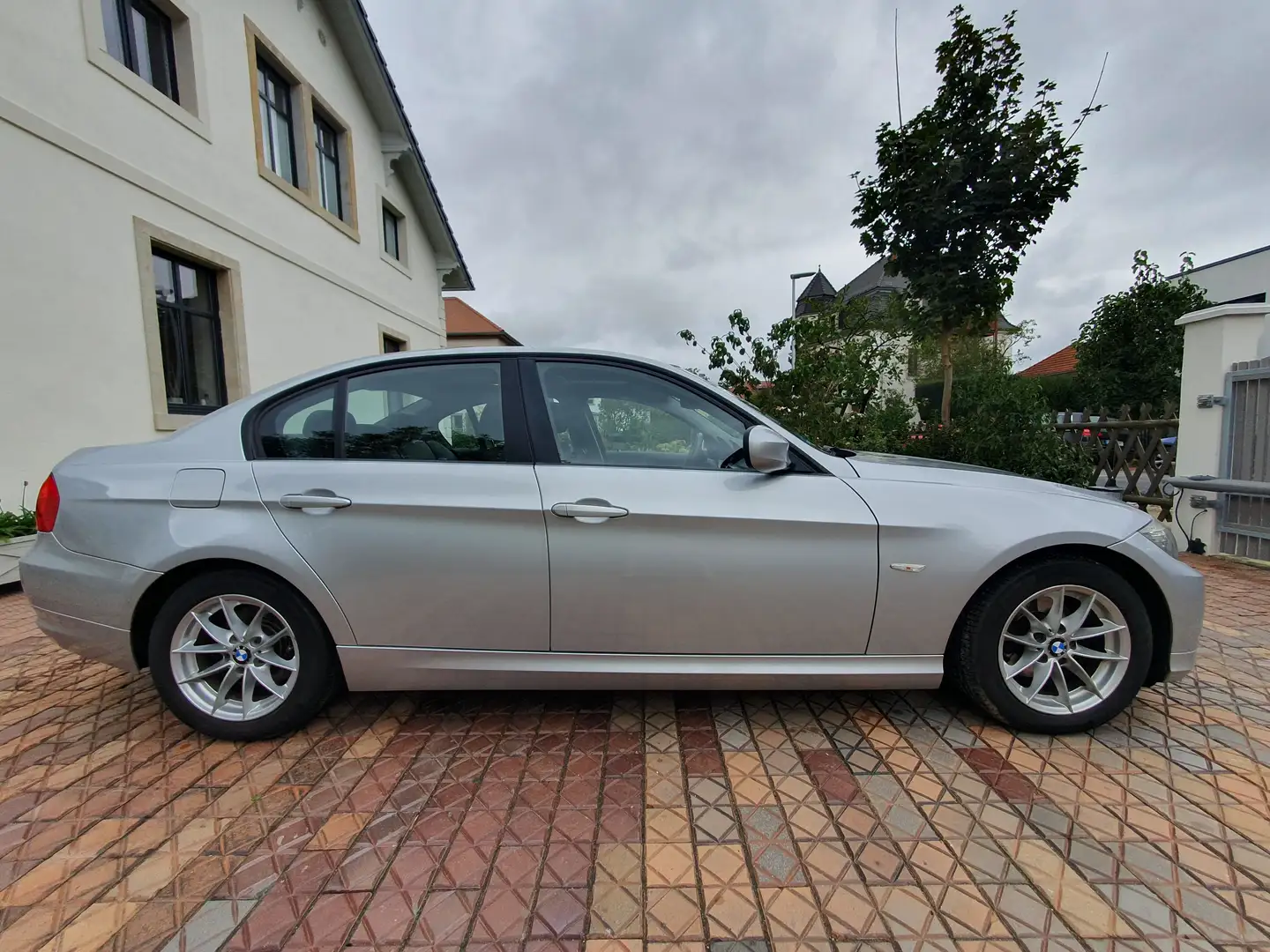 BMW 318 318d Leder Automatik Vollausstattung scheckheft Stříbrná - 1