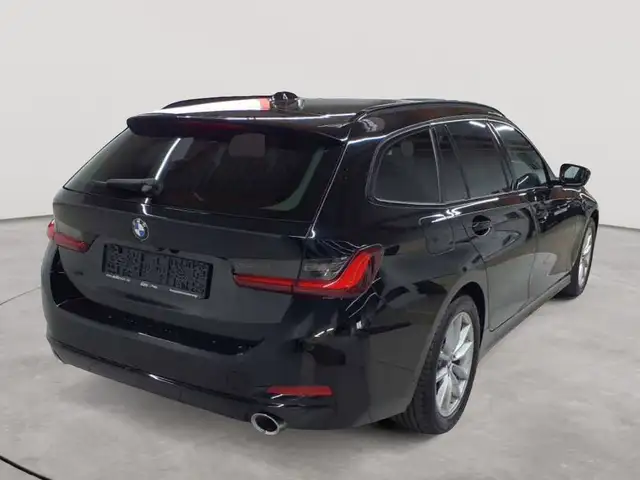 BMW 3 Series view 4