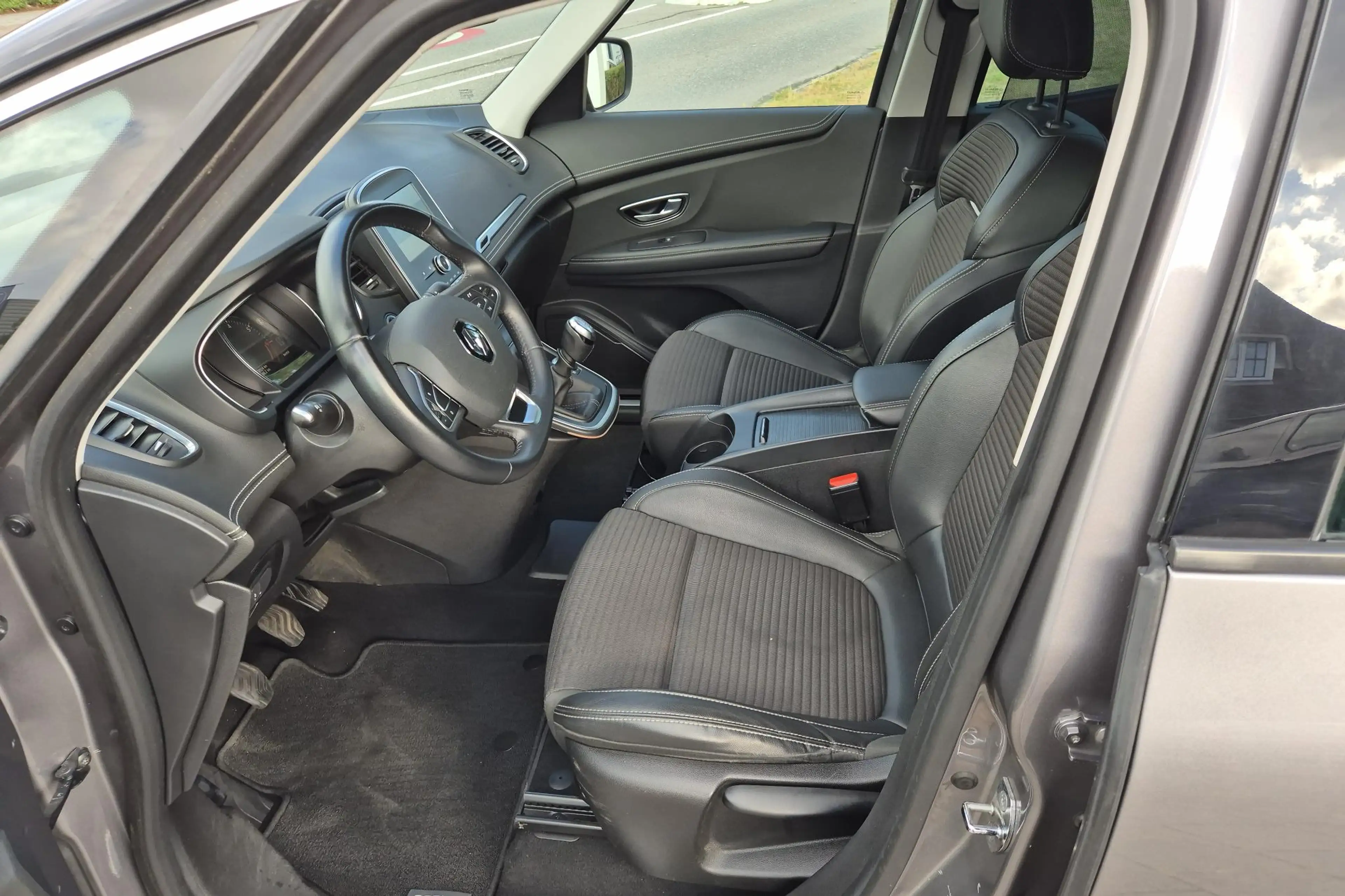 Renault Grand Scenic 1.2 TCe Intens — photo 11