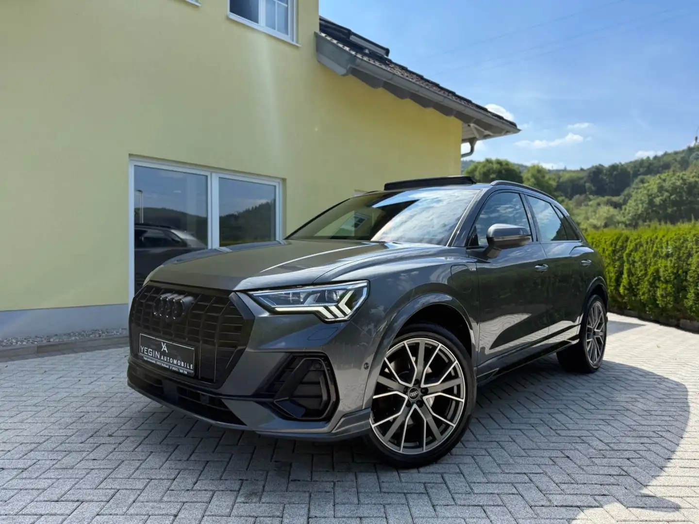 Audi Q3 45 TFSI e S line Virtual-Matrix-B&O-Pano-AHK Grau - 2