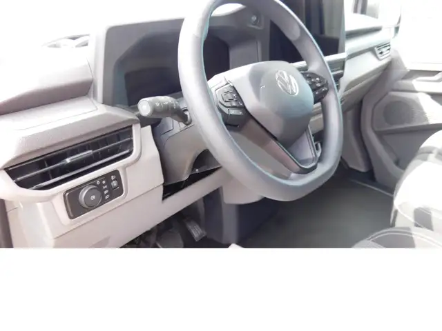 Volkswagen Caravelle view 9