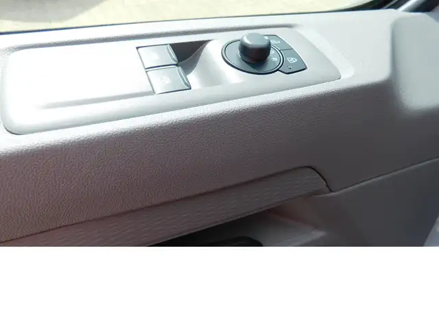 Volkswagen Caravelle view 11