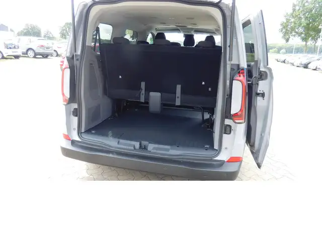 Volkswagen Caravelle view 4