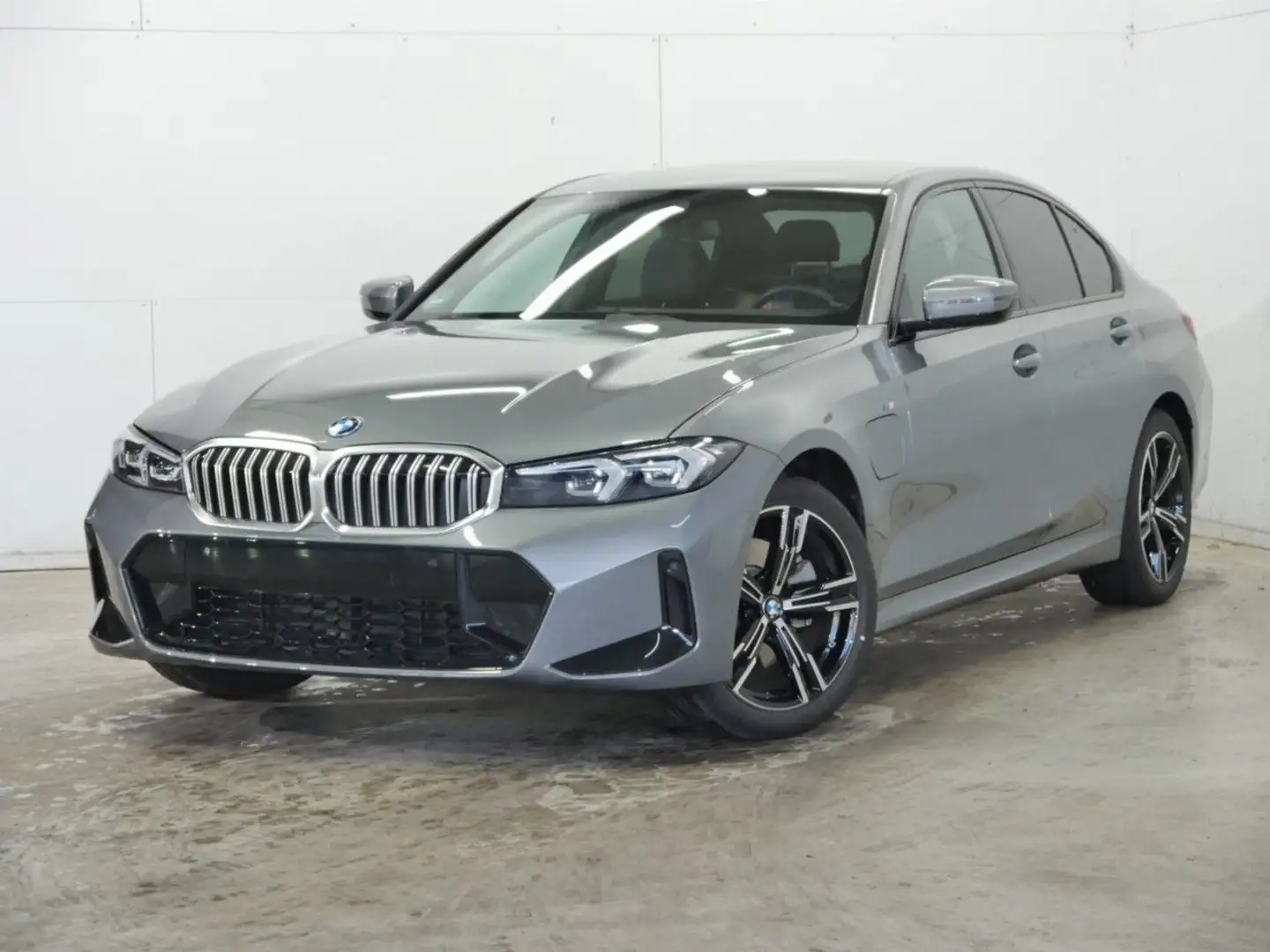 BMW 330 e xDrive M Sport FACELIFT Navi Kamera DrivAss Grau - 2
