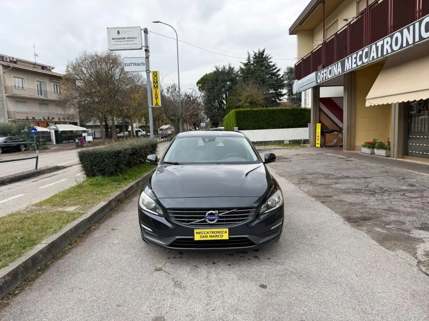 Volvo V60 D2 Kinetic #TAGLIANDICERTIFICATI Grigio - 2
