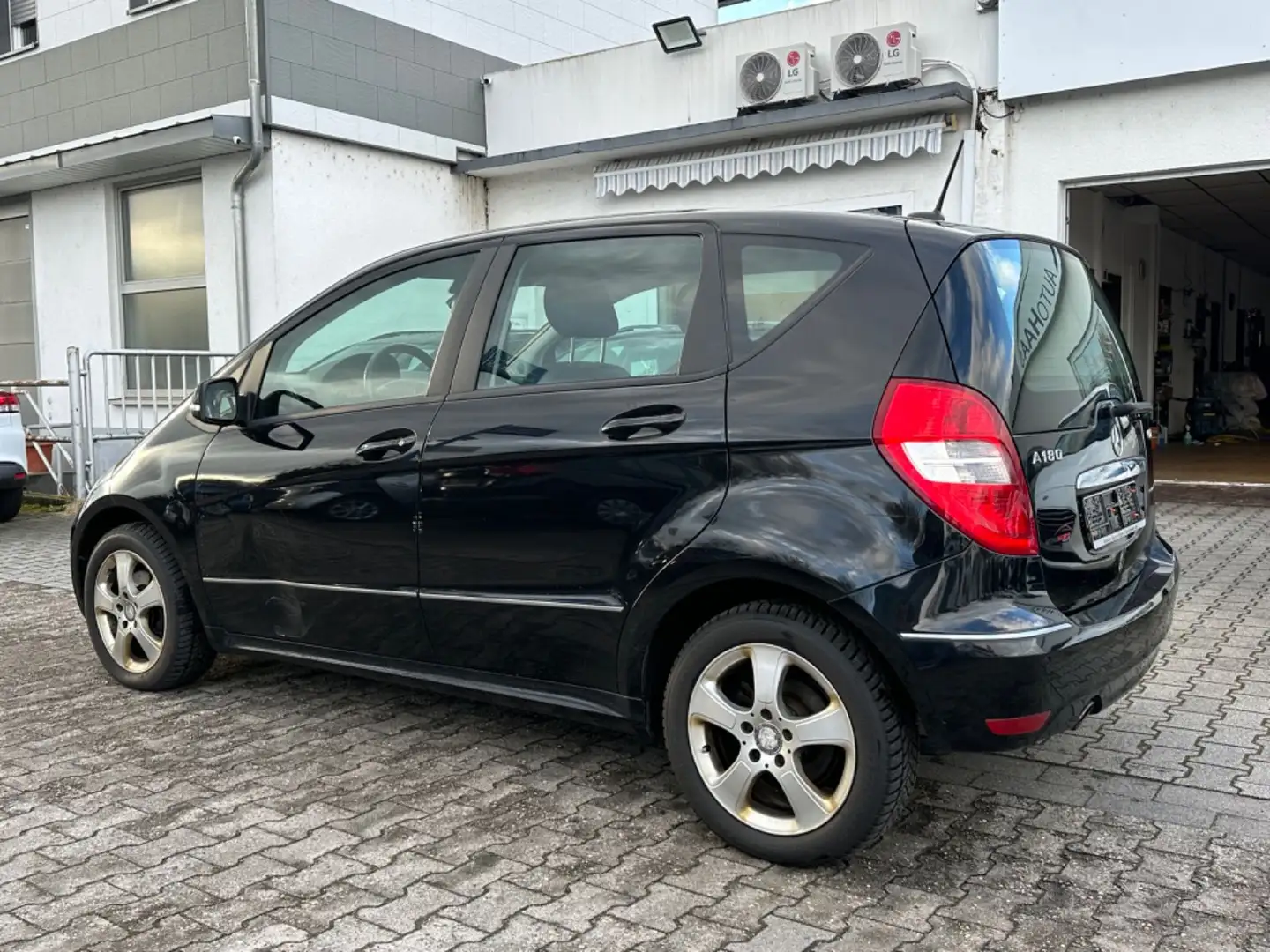 Mercedes-Benz A 180 Elegance TüV bis 06.2026 Klima*Sitzheizung Negro - 2