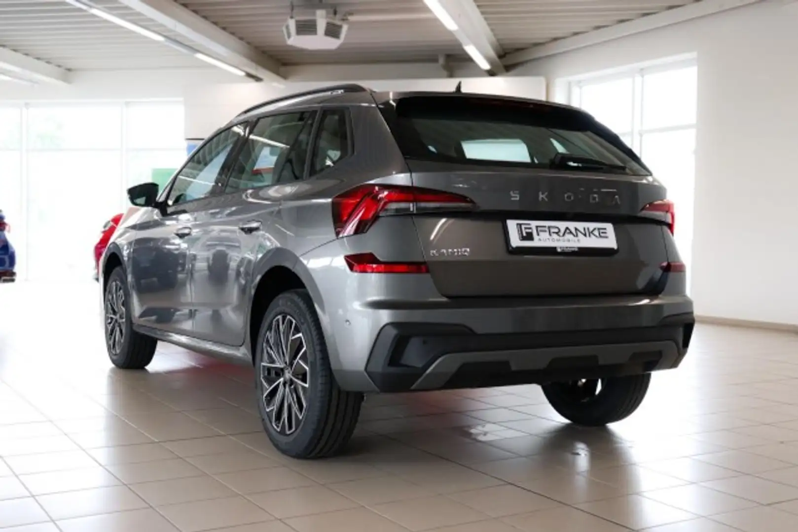 Skoda Kamiq TOUR 1.5 TSI DSG (110kW/150PS) Klima Navi Grau - 2